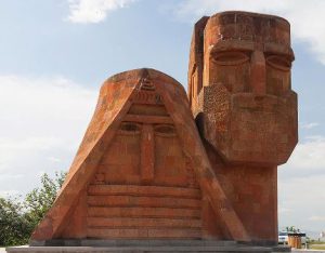 nagorno-karabakh-stepanakert-il-monumento-siamo-le-nostre-montagne-di-stepanakert